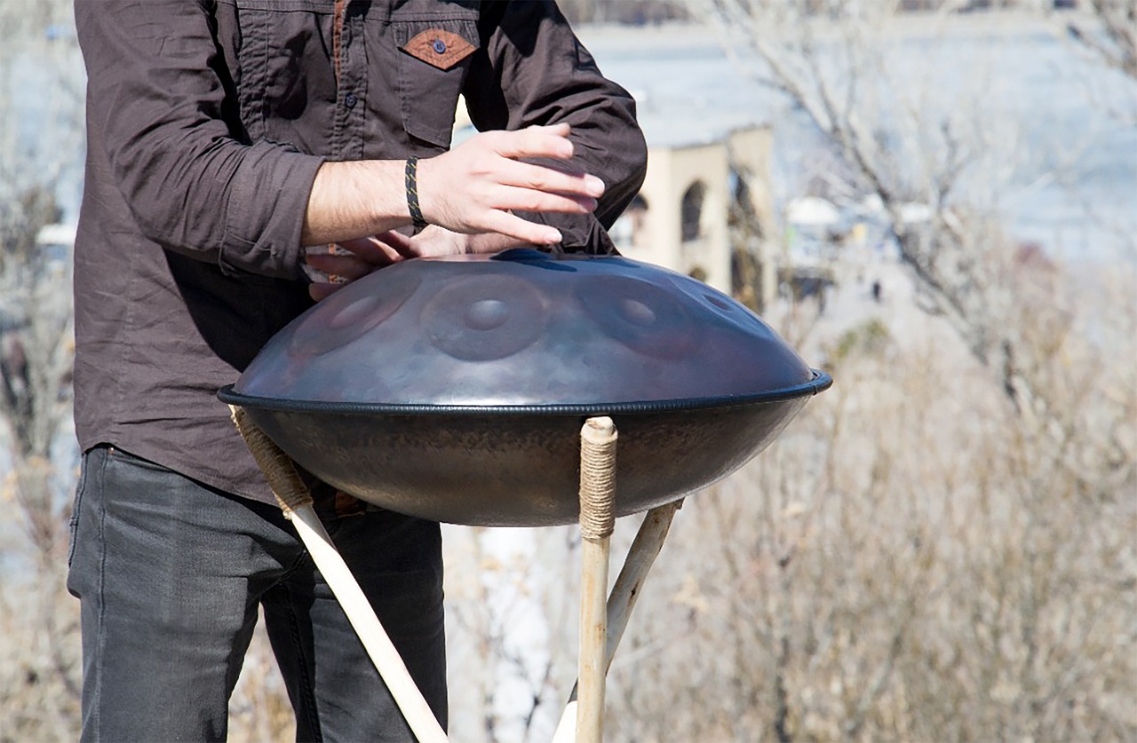 Le handpan dans la culture populaire : apparitions récentes dans les séries et films